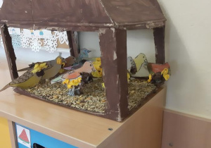 Karmnik wykonany przez dzieci wraz z ptaszkami.
